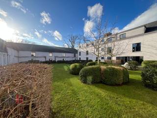 Espace de bureau à louer de 79 m², exceptionnellement accessible et prêt à être emménagé. Cet espace de bureau moderne est idéalement situé avec une connexion directe au R4, à seulement 1 km.<br />Grâce à cet emplacement stratégique, vous bénéficiez d'un accès facile à Eeklo, Gand-Zeehaven, l'E40 (Bruxelles/Ostende-Bruges) et l'E17 (Gand-Anvers). En cinq minutes de voiture, vous pouvez rejoindre les principales artères.<br /><br />Les bureaux font partie du prestigieux Axxes Business Center, un complexe accueillant et professionnel offrant un large éventail de facilités. La pièce maîtresse du complexe est une place centrale magnifiquement entretenue avec un jardin. Le complexe dispose de salles de réunion, d'un restaurant et d'un local à vélos sécurisé. Il y a de nombreuses possibilités de stationnement avec un ratio de 1 place pour 26 m² et 58 points de recharge pour les véhicules électriques.<br />Les espaces de bureaux sont clés en main et disponibles immédiatement. Si vous le souhaitez, d'autres surfaces de bureaux sont également disponibles, entièrement adaptées à vos besoins spécifiques.<br /><br />Vous êtes intéressé ? Contactez PANORAMA B2B GENT KANTOREN dès aujourd'hui au 0477 44 39 30 et planifiez une visite sans engagement pour découvrir par vous-même cet emplacement unique.<br /> 