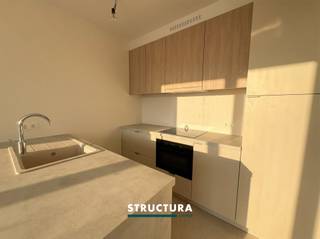 Vous souhaitez nous rendre visite ? Cela est possible UNIQUEMENT sur rendez-vous via notre site web personnel.(Disponible 24h/24 et 7j/7 tant que les réservations ne sont pas complètes) Via le bouton : « Prendre rendez-vous ». Il n'est pas possible de réserver par téléphone ou via des sites web externes.Cet appartement au rez-de-chaussée est situé dans la Résidence Quercus, un environnement calme et sans circulation au cœur de Merchtem.Grâce à sa situation centrale mais sereine, vous profitez ici d’un équilibre parfait entre dynamisme et tranquillité.En entrant dans l’appartement, vous accédez au hall d’entrée avec toilette invités.Le séjour spacieux et lumineux offre un cadre de vie agréable et s’ouvre sur une cuisine ouverte entièrement équipée.L’appartement dispose également de deux chambres à coucher et d’une salle de bains.Depuis le séjour, vous avez un accès direct au jardin privatif avec terrasse, idéal pour se détendre.Caractéristiques :- Situation idéale au centre de Merchtem- Appartement au rez-de-chaussée- Séjour spacieux avec cuisine ouverte- 2 chambres à coucher- Jardin privatif avec terrasse- Emplacement de parking inclus - Environnement calme et sans circulation- Garantie locative : 3 mois