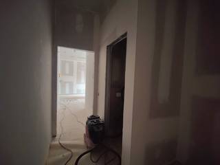 Ontdek dit uitzonderlijk, volledig gerenoveerd appartement in een charmant en authentiek gebouw, gelegen in het hart van de levendige winkelstraat. Het betreft een eerste ingebruikname na een grondige totaalrenovatie, waarbij hedendaags comfort en de authentieke uitstraling van het pand mooi met elkaar worden gecombineerd.<br /><br />Bij het binnenkomen wordt u verwelkomd in een praktische inkomhal van 2,53 m², met voldoende ruimte voor een vestiairekast en een apart gastentoilet van 1,35 m². De aangename, lichtrijke leefruimte met open keuken van 31,7 m² geniet van een mooi zicht aan de achterzijde van het gebouw. Vanuit de woonkamer is er directe toegang tot en het terras van 9,42 m², waar het rustig vertoeven is.<br />Het appartement omvat twee slaapkamers van 13,2 m² en 7,2 m². Verder beschikt het over een ruime badkamer van 4,7 m² met inloopdouche en een grote berging van 5,14 m², waar alle technische installaties discreet zijn ondergebracht.<br /><br />Het volledige appartement is voorzien van vloerverwarming, wat zorgt voor een comfortabel en gelijkmatig binnenklimaat in alle ruimtes.<br />Dit is een unieke opportuniteit voor wie op zoek is naar een instapklaar en stijlvol afgewerkt appartement op een absolute topligging.<br /><br /><strong>Bezoekmomenten zijn voorzien op woensdagnamiddag 17 juni 2026 en zaterdag namiddag 20 juni 2026.</strong><br />Via de knop “ik heb interesse” vragen we u vriendelijk om kort een profiel in te vullen. Nadien nemen wij contact op om een bezoek in te plannen. Telefonisch worden er geen afspraken gemaakt.