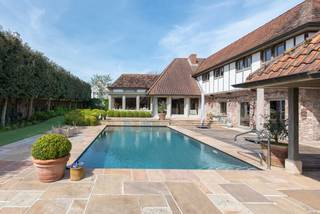 Exclusieve eigendom villa met B&B op een perceel van 1989m² gelegen in het hart van de Simli-wijk te Nieuwpoort-Bad. Deze grandioze villa met...