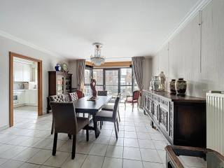<p><span><strong>Centrum Aalst, Lichtrijk én Ruim Appartement met 2 SLPK!</strong></span></p>
Bent u op zoek naar <strong>een ruim en centraal gelegen appartement </strong>met alle <strong>voorzieningen binnen handbereik</strong>? Dan is dit prachtige appartement in de <strong>Pontstraat te Aalst</strong> precies wat u zoekt!<br /><br />Gelegen op een <strong>steenworp van de Grote Markt</strong> en in de <strong>schaduw van de Sint-Martinuskerk</strong>, geniet u hier van een <strong>absolute toplocatie</strong> in het <strong>bruisende stadscentrum</strong>.<br /><strong>Winkels, horeca, openbaar vervoer</strong> en andere voorzieningen bevinden zich letterlijk <strong>aan uw voeten</strong>.<br /><br /><span>Indeling:</span><br />Bij het betreden van het appartement wordt u meteen verrast door de <strong>uitzonderlijke lichtinval</strong>. De <strong>grote</strong> <strong>én lichtrijke</strong> <strong>leefruimte </strong>vormt het hart van de woning en biedt <strong>tal van inrichtingsmogelijkheden</strong>. Dankzij de <strong>grote raampartijen</strong> baadt deze ruimte de hele dag in <strong>natuurlijk licht</strong>. De aparte <strong>keuken</strong> sluit naadloos aan bij de leefruimte en biedt <strong>alle comfort</strong> voor wie graag kookt.<br /><br /><span>Verder beschikt het appartement over:</span><br /><strong>-Twee ruime slaapkamers</strong><br /><strong>-Een badkamer uitgerust met douche, lavabo en toilet. </strong>Ook plaats voor wasmachine én droogkast!<br /><br /><span>Extra troeven:</span><br />-Een aparte, <strong>ruime bergruimte (15 vierkante meter) </strong>- ideaal voor stockage - <strong>inclusief de prijs!<br /></strong>-Een <strong>extra brede én afgesloten garagebox (20 vierkante meter)</strong> – een absolute meerwaarde in het centrum - <strong>mogelijkheid om bij aan te kopen twv 35 000 euro!<br /><br /></strong>Voor meer info en/of een bezoek, contacteer uw vastgoedkantoor KURTIMMO via 0476/076993 OF info@kurtimmo.be!