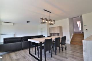 <p><span>SCHITTEREND RUIM APPARTEMENT NABIJ HET CENTRUM VAN HEULE</span></p><p><span> </span></p><p><span>UItgestrekt over de volledige breedte van dit gebouw pakt dit appartement uit met enorm veel ruimte.<br />Aangevuld met een kwalitatieve afwerking is zalig woonplezier verzekerd.</span></p><p><span> </span></p><p><span>Op het tweede verdiep van dit kleinschalig gebouw zorgt een lichtrijke inkom voor een warme welkom.<br />De leefruimte zit volledig achteraan en geniet er van enorme glaspartijen die zon en licht verwelkomen, er is heel veel ruimte, een aangenaam open zicht en een groot aansluitend terras.<br />De keuken houdt zich apart, kreeg een degelijke invulling en een extra eethoekje.<br />Leefruimte en keuken houden nauw contact met het uitgestrekt terras dat perfect inzetbaar is voor aangename buitenmomenten.</span></p><p><span> </span></p><p><span>Er zijn 3 slaapkamers en een ruim duplex verdiep met bureauruimte en berging.<br />Met nette badkamer en apart toilet.</span></p><p><span> </span></p><p><span>Naast de keuken is een berging met plaats voor wasmachine, beneden is een ruime garage.</span></p><p><span>Het appartement kan gemeubeld gehuurd worden.</span></p><p><span> </span></p><p><span>EXTRA LARGE AFMETINGEN<br />VLOT NAAR CENTRUM EN VERBINDINGSWEGEN<br />GROOT TERRAS <br />GEEN SYNDICKOSTEN</span></p><p><span> </span></p><p><span> </span></p><p><span> </span></p><p><span>  </span></p>