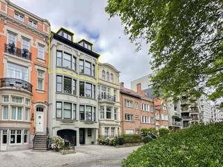 <p><strong>LUXUEUS DUPLEXAPPARTEMENT</strong><span> met </span><strong>GROOT DAKTERRAS</strong><span> in een </span><strong>KARAKTERVOL HERENHUIS</strong><span> uit </span><strong>1925</strong><span> in het hart van Oostende, ontworpen door </span><strong>ARCHITECT CHARLES PIL</strong><span>. Dit uniek pand combineert </span><strong>HISTORISCHE CHARME</strong><span> met hedendaags comfort en </span><strong>HOOGWAARDIGE AFWERKING</strong><span>. De </span><strong>PRIVATIEVE LIFT</strong><span> brengt u rechtstreeks in de lichtrijke leefruimte met </span><strong>HOUTHAARD</strong><span>, aansluitend op een ingerichte keuken, berging en gastentoilet. Op het duplexverdiep bevinden zich </span><strong>DRIE SLAAPKAMERS</strong><span> (waarvan één momenteel ingericht als bureau/dressing), een open vide, een badkamer </span><strong>MET BAD EN DOUCHE</strong><span> en een extra toilet. Blikvanger is het </span><strong>RUIME DAKTERRAS MET PANORAMISCH ZICHT OVER HET PRINSES CLEMENTINAPLEIN</strong><span> – een oase van </span><strong>RUST EN ZON</strong><span>, ideaal om te ontspannen of </span><strong>GEZELLIG TE BBQ’EN</strong><span>. De authentieke gevel, met zijn </span><strong>KOLOSSALE PILASTERS, MANSARDEDAK</strong><span> en dakkapellen, weerspiegelt de </span><strong>GRANDEUR</strong><span> van weleer.</span></p>
Uiterst rustig gelegen aan het Prinses Clementinaplein, doch vlakbij alle voorzieningen en het <strong>STRAND</strong>.<br /><br /><strong>OPTIONEEL</strong> is er een <strong>GARAGE (52M²) MET BUREELRUIMTE/BERGING</strong> beschikbaar op het gelijkvloers (€95.000).<br /><br />Adres: Prinses Clementinaplein 26 bus 301 te Oostende<br /><br />Geen renovatieplicht; P-score: D, G-score: D