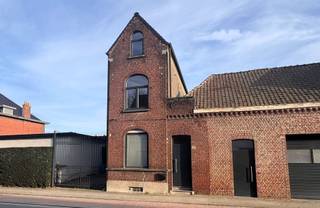 <p><span>Gezellige en karaktervolle woning op een gunstige ligging nabij het station van Vichte.</span></p><p><span>Deze charmante woning combineert authentieke elementen met hedendaags comfort. Bij het binnenkomen komt u in de inkomhal met aansluitend een gezellige tv-hoek. Verder bevindt zich de lichtrijke tweede leefruimte met eethoek en een open keuken. De keuken is praktisch ingericht en geeft via een rolschuifraam rechtstreeks toegang tot het terras en de tuin.</span></p><p><span>Op het gelijkvloers bevindt zich tevens de badkamer, uitgerust met een lavabo en een ruime inloopdouche.</span></p><p><span>De tuin is onderhoudsvriendelijk aangelegd en vormt een aangename buitenruimte om rustig te genieten.</span></p><p><span>Op de eerste verdieping bevinden zich twee slaapkamers met dubbele beglazing en pvc-ramen. Via een vaste trap bereikt u de volledig ingerichte zolderruimte, die perfect kan dienen als extra slaapkamer, bureau of hobbyruimte.</span></p><p><span>De woning beschikt over centrale verwarming op aardgas en is voorzien van dubbele beglazing, wat bijdraagt aan een comfortabel woonklimaat. Bovendien wordt de woning nog volledig herschilderd, zodat u ze fris en instapklaar kan betrekken.</span></p><p><span>Een ideale woning voor wie op zoek is naar een gezellige woning met authentieke elementen en een praktische indeling, gelegen nabij het station.</span></p><p><span> </span></p>