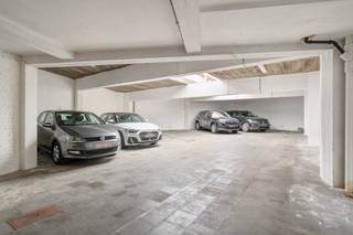 Ben je op zoek naar een vlot bereikbare, droge en veilige autostaanplaats in het centrum van Leuven? In de Van Het Sestichstraat 20 bieden we een ondergrondse parkeerplaats te huur aan. De plaats is vlot bereikbaar en bevindt zich in een afgesloten parkeergarage. Geschikt voor elk type wagen.<br /><br />Beschikbaar vanaf 1 april 2026. Huurprijs: 100 euro per maand. Waarborg: 300 euro.<br /><br />Voor meer info of een bezoek, neem gerust contact met ons. Wij zijn ook bereikbaar via het nummer 016 23 90 81, elke weekdag tussen 10u en 13u. 