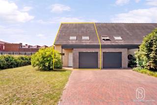 <p><span><strong>Maison mitoyenne prête à emménager, comprenant 3 chambres, un garage et un jardin urbain ensoleillé</strong></span></p><p><span>Cette maison mitoyenne bien entretenue bénéficie d'un emplacement calme en périphérie de la ville et offre une combinaison idéale de confort de vie, d'espace et d'efficacité énergétique. Avec ses trois chambres à part entière, son garage spacieux et son jardin urbain ensoleillé, cette maison est parfaite pour les familles ou les couples à la recherche d'un logement prêt à emménager.</span></p><p><span><strong>Agencement :</strong> hall d'entrée avec toilettes invités, pièce à vivre lumineuse avec cuisine ouverte entièrement équipée et débarras attenant. À l'étage se trouvent trois chambres, une salle de bains avec baignoire, douche et double lavabo, ainsi que des toilettes séparées.</span></p><p><span>La maison dispose également d’un garage spacieux avec porte automatique, d’une place de parking privée et d’un jardin entièrement clos avec terrasse. Grâce au chauffage au sol, au double vitrage et à la bonne <strong>note EPC B</strong>, vous profiterez d’une maison confortable et économe en énergie.</span></p><p><span>À vendre via Immo Beguin, votre expert immobilier depuis 2009.</span></p><p><span>✉️ </span><span>emmy@immobeguin.be</span></p>