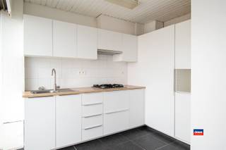 <p><span>HOBOBOKEN - APPARTEMENT SPACIEUX AVEC DEUX CHAMBRES ET TERRASSE - BIEN SITUE DANS UN PETIT IMMEUBLE SOIGNEUX DANS UNE ZONE D'HABITAT AGREE - EPC 330 - Composition : hall d'entrée - séjour avec cuisine ouverte équipée - hall de nuit - WC séparé - salle de bain avec baignoire et meuble sous lavabo - deux chambres - terrasse. Cave privée. La toiture a été récemment rénovée et isolée selon la norme 2020. Chauffage central individuel. Les charges communes sont de 100 EUR/mois (eau, police d'immeuble, minuterie, entretien, fonds d'épargne). Chiens interdits. Transports en commun, écoles, parc et commerces à proximité. </span></p>