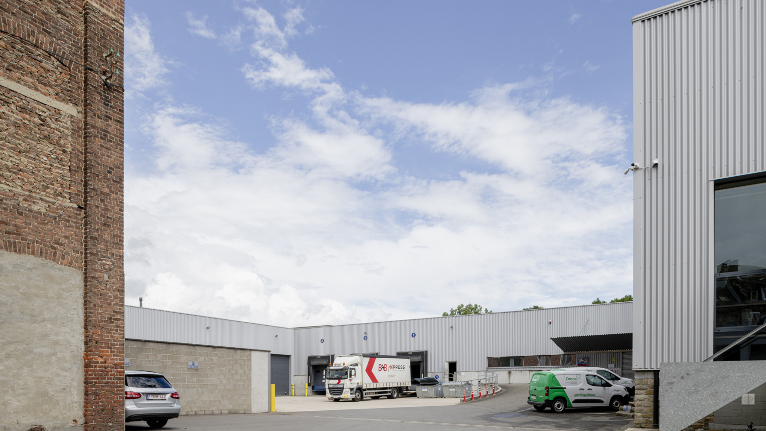 Logistiek : 5.000m² magazijnen met loskades en kantoren - foto 3