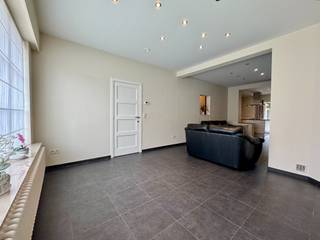 INDIEN U EEN BEZOEK WENST IN TE PLANNEN GELIEVE EEN BEZOEK AAN TE VRAGEN VIA WWW.HILLEWAERE.BE VIA DE RODE KNOPInstapklare gerenoveerde rijwoning...