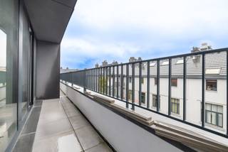 <span><strong>Laken </strong></span>: Groot appartement met 3 slaapkamers van 139 m² te huur voor € 1.650/maand (exclusief bijkomende kosten) met een huurovereenkomst van 18 maanden. Het appartement is gelegen in een klein nieuwbouwcomplex (24) in een rustige straat zonder auto's. Gebouwd met het oog op de toekomst, met gedeelde zonnepanelen en uitsluitend appartementen met een hoge energie-efficiëntie (EPC A-). Onmiddellijk rendement gegarandeerd. Kelder (€ 3.000), parkeerplaats optioneel. Het aanbod omvat ook het volledige verhuurbeheer gedurende 2 jaar (administratief, technisch en financieel beheer): een groot pluspunt voor elke investeerder die wil profiteren van een gegarandeerd huurinkomen zonder zich zorgen te maken over het beheer. Een zorgeloze vastgoedinvestering in een wijk in volle ontwikkeling. Verkoop onderworpen aan registratierechten (12,5%) op de waarde van de grond en btw (21%) op de waarde van de constructie. Meer informatie uitsluitend via TREVI!