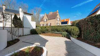 <em>Op een uitzonderlijke locatie in Duinbergen, op slechts enkele stappen van strand en duinen, bevindt zich deze hoogwaardig gerenoveerde koppelvilla. Een zeldzame combinatie van absolute topligging, hedendaags wooncomfort en een afwerkingsniveau dat uitblinkt in kwaliteit en detail.</em><br /><br /><strong>Indeling &amp; leefruimtes</strong><br />Bij het binnenkomen verwelkomt een stijlvolle inkomhal u in de woning. Aan de straatzijde bevindt zich een gezellige zithoek, terwijl de tuinzijde plaats biedt aan een open leefkeuken met verfijnde afwerking in eiken fineer. De keuken is uitgerust met kwalitatieve toestellen, dubbele ovens en doordacht maatwerk — ideaal voor wie graag kookt en ontvangt.<br /><br /><strong>Slaapcomfort &amp; badkamers</strong><br />De villa beschikt over vijf volwaardige slaapkamers, elk voorzien van riante maatkasten. De master suite is een waar privéverblijf met luxueuze ensuite badkamer, ligbad, inloopdouche en toilet. Daarnaast zijn er drie extra badkamers, allen met hoogwaardige materialen en moderne uitstraling.<br /><br /><strong>Comfort &amp; techniek</strong>
<ul>
	<li>Airconditioning</li>
	<li>Elektronische rolluiken</li>
	<li>Nieuwe aluminium ramen</li>
	<li>Alarmsysteem</li>
	<li>Regenwaterput</li>
</ul>
Alles staat in het teken van zorgeloos en comfortabel wonen.<br /><br /><strong>Kelder &amp; parkeergelegenheid</strong><br />De woning is volledig onderkelderd en beschikt over een garage met extra douche — ideaal na een dag aan zee. Op het eigen terrein is er parkeerruimte voor 4 à 5 wagens.<br /><br /><em><strong>Een ideale pied-à-terre voor wie het beste van de kust zoekt</strong></em><br />Deze villa biedt ruimte, luxe en een ongeëvenaarde ligging. Perfect als tweede verblijf voor de hele familie of als hoogwaardige vaste woonst aan zee.<br /><br /><em>Ref: V744</em>