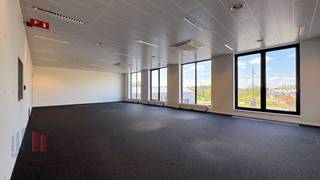 Deze kantoorruimte van 431 m² is gelegen in een aangename, groene omgeving op een strategische locatie met een vlotte verbinding naar de E40...