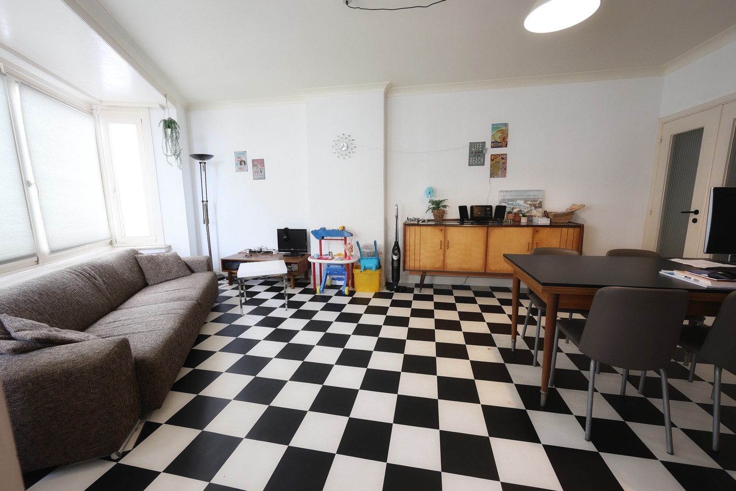 Ruim 2-slaapkamerappartement nabij de Zeedijk in Oostende met zijdelings zeezicht ! - foto 3