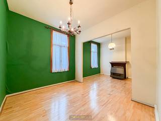 TE RENOVEREN STADSWONING met RUIME INPANDIGE GARAGE, gelegen op een UITSTEKENDE LOCATIE nabij invalswegen, openbaar vervoer en alle...