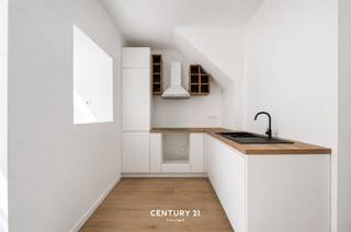 <p>A la périphérie de Louvain, à Koetsweg, vous trouverez cette maison rénovée avec une surface habitable de 144 m². La maison est située dans un quartier résidentiel calme et agréable, avec de nombreuses commodités à proximité.<br /><br />La maison a récemment fait l'objet d'une rénovation complète, avec une attention particulière à l'efficacité énergétique et au confort de vie. Par exemple, une pompe à chaleur avec chauffage par le sol a été installée. <br /><br />Au rez-de-chaussée, vous trouverez un espace de vie lumineux avec cuisine attenante, des toilettes pour invités, un local technique et une buanderie séparée. Depuis l'espace de vie, vous bénéficiez d'une belle vue sur la terrasse et le jardin supérieur, orienté au sud-est. Les jours ensoleillés, c'est l'endroit idéal pour se détendre ou profiter d'un barbecue.<br /><br />Au premier étage se trouvent deux chambres à coucher et une salle de bains. Le deuxième étage a été converti en une troisième chambre spacieuse. <br /><br />Cette propriété est entièrement prête à être emménagée et vous offre l'opportunité de profiter immédiatement de tout le confort contemporain sans aucun souci. <br /><br />Vous vous voyez<span><strong>déjà vivre ici ? N'hésitez pas à contacter Jacky à </strong></span><span><strong>jacky@connect-immo.be</strong></span><span><strong> ou au 0495 53 46 49<br /><br />EPC</strong></span>: 93 kWh/m²an - label A - 3584556</p>