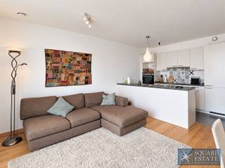 <p><span>Square Estate stelt u dit prachtige appartement met 2 slaapkamers voor, gelegen op de 2de verdieping van een recente mede-eigendom gebouwd in 2022, ideaal gelegen aan de Avenue de Limburg Stirum in Wemmel. Met een oppervlakte van ongeveer 80 m² onderscheidt het appartement zich door zijn verzorgde afwerking, kwaliteitsvolle materialen en uitstekende energieprestaties.</span></p><p><span>Het appartement bestaat uit een inkomhal met onderhoudsvriendelijke tegelvloer, een ruime en lichtrijke leefruimte met kwaliteitsparket en een open, volledig uitgeruste keuken met tal van opbergmogelijkheden. Vanuit de leefruimte heeft u toegang tot een aangenaam terras van ongeveer 6 m².</span></p><p><span>Het nachtgedeelte omvat twee mooie slaapkamers van respectievelijk 13 m² en 9 m², eveneens voorzien van parket, evenals een moderne douchekamer met inloopdouche en dubbele wastafel. Een apart toilet, een wasruimte/berging en een tweede opbergruimte vervolledigen het geheel.</span></p><p><span>Dankzij het uitstekende EPC A niveau E26 geniet het appartement van een performante isolatie en een laag energieverbruik. Een beveiligde overdekte parkeerplaats is inbegrepen in de huurprijs. De mede-eigendom beschikt eveneens over een lift en biedt een moderne en veilige woonomgeving.</span></p><p><span>Ideaal gelegen in de nabijheid van winkels, openbaar vervoer en alle voorzieningen, met bovendien een vlotte verbinding naar de Ring en Brussel.</span></p><p><span>De gordijnen die momenteel in het appartement aanwezig zijn, kunnen eveneens blijven hangen mits overname van de vorige huurder.</span></p><p><span>Huurprijs: 1.300€/maand, parking inbegrepen<br />Gemeenschappelijke lasten: 100€/maand<br />Beschikbaar vanaf: 01/11/2026</span></p><p><span>Voor bijkomende informatie of om een bezoek te plannen, contacteer Square Estate via 02/460.42.01 of <span>info@square-estate.be</span></span></p>