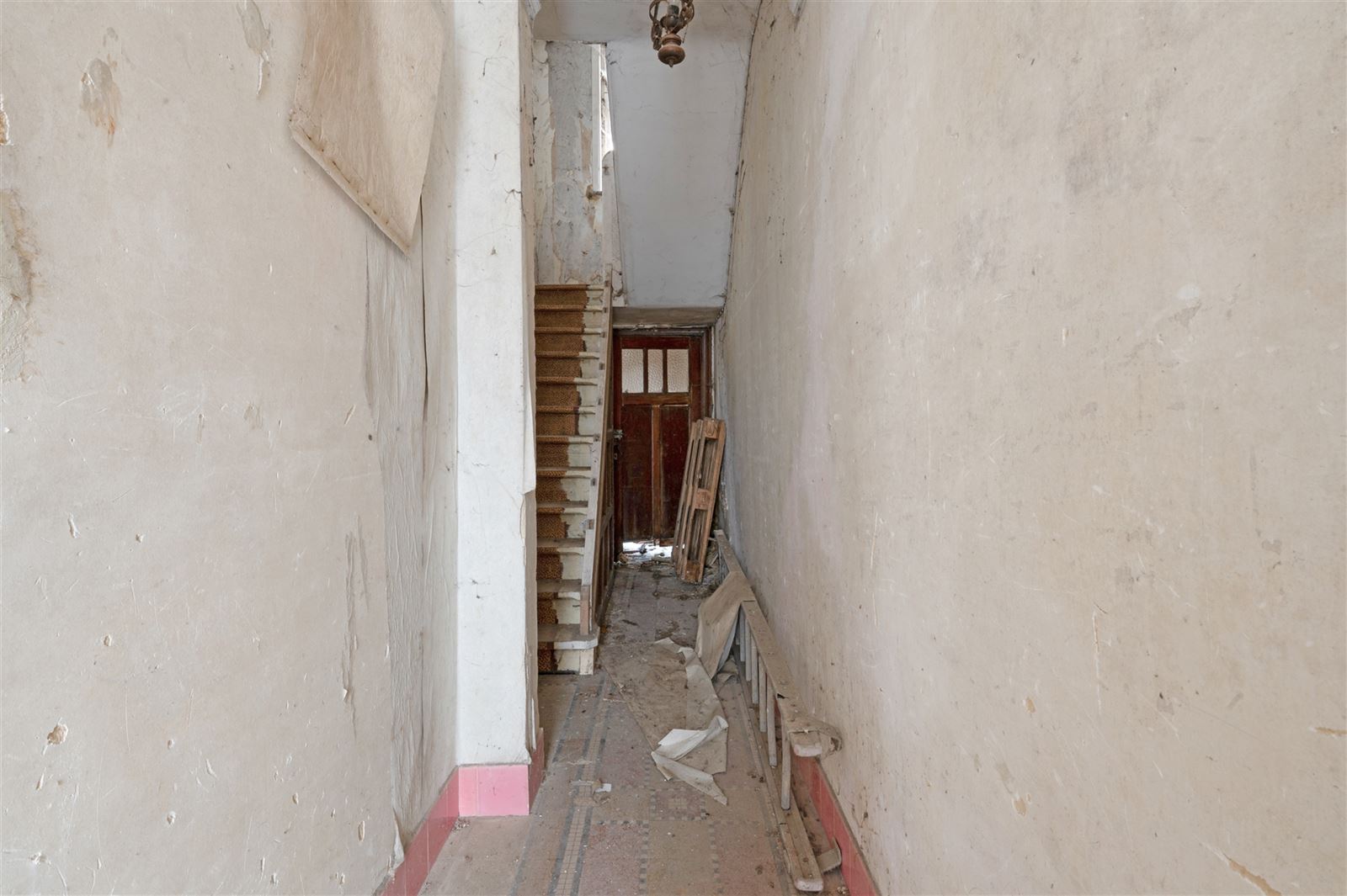 Te renoveren (of afbraak) 3 gevelwoning met tuin op 5are10 - foto 4