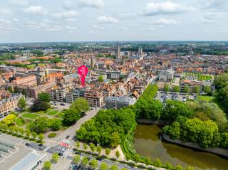 Op zoek naar een lichtrijk appartement met de beste zichten van Ieper? Dit appartement op de 4de verdieping geeft u een magnifiek en uniek...