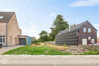 Op een toplocatie in Beerzel (Putte) bevindt zich deze bouwgrond van 512 m², bestemd voor een halfopen bebouwing. De rustige ligging wordt perfect gecombineerd met een vlotte bereikbaarheid en de nabijheid van winkels, scholen en openbaar vervoer.<br /><br />Deze bouwgrond biedt tal van stedenbouwkundige mogelijkheden. De render geeft een indicatieve weergave van een mogelijke woning volgens de geldende bouwvoorschriften conform de verkaveling.<br /><br />Bouwvoorschriften:<br />- Bouwgrond voor halfopen bebouwing<br />- Bouwdiepte max. 17m<br />- Keuze tussen plat dak of hellend dak<br />- Carport + berging in de zijtuinstrook<br />- Tuinberging is toegelaten<br /><br />Dit is een uitstekende opportuniteit als u op zoek bent naar een bouwgrond voor een halfopen bebouwing te Beerzel (Putte). Contacteer ons voor meer informatie op 0474 78 07 73 of neem een kijkje op www.boonstravastgoed.be.<br /><br />Bijzonderheden:<br />- Perceel = 512 m²<br />- Uitstekende ligging<br />- Halfopen bebouwing