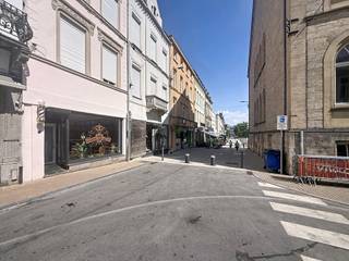 <div>
<div>
<section>
<div>
<div>
<div>
<div>
<div>
<div>
<p>We Invest Sud Luxembourg vous présente ce commerce situé Rue du Palais de Justice, à seulement quelques mètres de la Place Léopold, il bénéficie d’une situation stratégique au cœur d’un environnement dynamique, profitant d’un important passage piéton et automobile tout au long de la journée.</p>
<p>D’une superficie d’environ 50 m², ce bien est actuellement loué et constitue un investissement clé en main pour tout acquéreur à la recherche d’un rendement immédiat et sécurisé.</p>
<p>Le local se compose d’un espace d’accueil, de deux pièces principales pouvant accueillir différentes activités professionnelles, ainsi que d’une pièce de service équipée d’un évier et d’une toilette séparée. Sa très belle hauteur sous plafond de plus de 3 mètres apporte une agréable sensation d’espace et de luminosité.</p>
<p>Le bien est actuellement loué 800 € par mois, soit un revenu locatif annuel de 9.600 €, dans le cadre d’un bail commercial de 9 ans ayant pris cours en 2025. Le revenu cadastral est à charge du preneur, renforçant l’attractivité de cet investissement.</p>
<p>Attention : le bien est vendu occupé et n’est donc pas destiné à une exploitation immédiate par l’acquéreur. Il s’adresse principalement à un investisseur souhaitant bénéficier d’un revenu locatif dès l’acquisition.</p>
<p>Le rendement locatif brut s’élève à environ 6,20 % sur base du prix demandé de 155.000 €.</p>
<h3>Détails techniques :</h3>
<ul>
<li>Superficie : ± 50 m² ;</li>
<li>Bail commercial de 9 ans débuté en 2025 ;</li>
<li>Loyer actuel : 800 €/mois ;</li>
<li>Revenu cadastral à charge du locataire ;</li>
<li>Installation électrique conforme (2022) ;</li>
<li>Chauffage électrique ;</li>
<li>Belle hauteur sous plafond de plus de 3 mètres.</li>
</ul>
<p>Un bien fonctionnel, idéalement situé et déjà rentabilisé, offrant une belle visibilité ainsi qu’un revenu locatif immédiat pour tout investisseur à la recherche d’un placement immobilier sécurisé.</p>
<p><strong>Prix demandé : 155.000 €</strong></p>
<p>Pour tout renseignement complémentaire ou pour organiser une visite :</p>
<p>📞 +32 (0)63 33 00 69<br />📧 sud.luxembourg@weinvest.be</p>
</div>
</div>
</div>
</div>
</div>
</div>
</section>
</div>
</div>