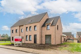 <h1>Exclusieve nieuwbouwwoning met zuidgerichte tuin en vrije afwerking</h1>
<p>In de rustige woonomgeving in Beerse bevindt zich deze uitzonderlijke nieuwbouwwoning op een perceel van 585 m². Een eigendom waar ruimte, licht en hedendaags wooncomfort samenkomen en waar u nog mee richting kunt geven aan de uiteindelijke afwerking van uw toekomstige thuis. Met een bewoonbare oppervlakte van maar liefst 284 m², een ruime garage of bijgebouw van 40 m², vier slaapkamers en een afzonderlijk bureau biedt deze woning alle ruimte voor comfortabel gezinsleven, thuiswerk en ontspanning.</p>
<p>De architectuur werd ontworpen met bijzondere aandacht voor licht en leefkwaliteit. De royale leefruimte wordt gekenmerkt door indrukwekkende kamerhoge raampartijen die zorgen voor een overvloed aan natuurlijk daglicht en een prachtige verbinding met de zuidgerichte tuin. Hierdoor ontstaat een open en ruimtelijk gevoel dat in elk seizoen tot zijn recht komt. De huidige foto's geven een tussenfase van de bouwwerken weer. Tegen oplevering zal de woning zich in een verder afgewerkt stadium bevinden, terwijl u als koper nog de mogelijkheid behoudt om belangrijke afwerkingskeuzes zelf te bepalen. De inrichting van de keuken, badkamer, vloeren, binnendeuren en tuinaanleg kan nog naar eigen voorkeur worden ingevuld, zodat uw nieuwe thuis volledig aansluit bij uw smaak, comfortwensen en levensstijl. De vermelde verkoopprijs heeft betrekking op de woning zoals voorzien in het lastenboek. De afwerking van keuken, badkamer en sanitair, vloeren, binnendeuren, tuinaanleg en eventuele persoonlijke meerwerken is niet inbegrepen in de geafficheerde prijs en kan volledig volgens uw wensen worden samengesteld. Ook op technisch vlak werd gekozen voor duurzaamheid en toekomstgericht wonen. Dankzij de combinatie van een warmtepomp, een ventilatiesysteem en hoogwaardige isolatie voldoet deze woning aan de hedendaagse energie-eisen en geniet u van een aangenaam binnenklimaat met een laag energieverbruik.</p>
<h3>Troeven</h3>
<ul>
<li>Perceel van 585 m²</li>
<li>Bewoonbare oppervlakte van 284 m²</li>
<li>Zuidgerichte tuin</li>
<li>Kamerhoge ramen met maximale lichtinval</li>
<li>4 volwaardige slaapkamers</li>
<li>Afzonderlijk bureau of praktijkruimte</li>
<li>Garage/bijgebouw van 40 m²</li>
<li>Vrije keuze in belangrijke afwerkingen</li>
<li>Energiezuinige nieuwbouw met warmtepomp</li>
<li>Vlotte verbinding naar winkels, scholen en invalswegen</li>
</ul>
<p>Een unieke kans voor wie op zoek is naar een ruime gezinswoning met karakter, hedendaags comfort en de mogelijkheid om de afwerking mee vorm te geven volgens eigen smaak en budget.</p>
<p><strong>Plannen, lastenboek, afwerkingsmogelijkheden en prijsinformatie zijn verkrijgbaar op kantoor. (Domestic makelaars) Wij begeleiden u graag bij de realisatie van uw toekomstige droomwoning. Contact Dirk Luyckx 014 61 03 86 of via dl@domestic.be<br /><br />De vermelde verkoopprijs is exclusief btw op de constructiewaarde en exclusief registratierechten op het grondaandeel, evenals de bijhorende notariële akte- en dossierkosten. </strong></p>