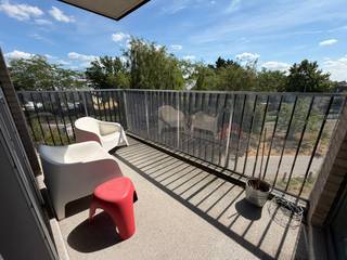 Appartement gelegen in rustige nieuwbouwwijk, op wandelafstand van de tramhalte, nabij winkels, scholen, ... Het appartement is gelegen op de tweede verdieping en heeft volgende indeling: inkomhal, toilet, wasplaats/berging, lichtrijke woonkamer met zonnig terras, eetplaats, geïnstalleerde keuken met ontbijthoek, toestellen (oven, frigo, diepvriezer, vaatwasser, kookplaat, dampkap). Verder zijn er nog twee slaapkamers en een badkamer met ligbad/douche + lavabo meubel. In de ondergrondse verdieping hoort er nog een privatieve kelder en privatieve autostaanplaats bij. Uitstekende EPC score, laag energieverbruik! Startdatum contract tussen 01/09 en 31/10. Huurprijs 930 euro/maand (incl. autostaanplaats) + 50 euro/maand gemeenschappelijke kosten. Geschikt voor een koppel of alleenstaande. Lift aanwezig in het gebouw + rolstoellift aan ingang.