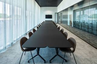 Magnifiquement situés, des bureaux haut de gamme nouvellement construits de 2.556 m² à louer près de la Leopold lll-laan (N22) avec une connexion immédiate au R0 sur et sortie Zaventem. Également facilement accessible par les transports publics, avec des arrêts de bus, de tram et de métro à distance de marche. Les espaces de bureaux lumineux sont situés dans le "Xenon Building" et font partie d'un complexe de bureaux multifonctionnel "Park 7", au milieu d'une oasis de paix et de nature sans trafic. Les espaces durables sont équipés de tout le confort contemporain grâce à des technologies de pointe. Les nombreuses installations sur place comprennent des services de restauration, des salles de réunion, une blanchisserie, un nettoyage à sec, des vestiaires, des douches, des stations de recharge, un garage à vélos sécurisé, etc. Un vaste espace de stationnement par immeuble de bureaux. Autres surfaces également possibles ! Disponibilité prévue au troisième trimestre 2024. Contactez PANORAMA pour plus d'informations ou pour une visite de site sans engagement au 0477 09 00 09.