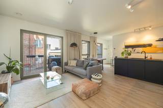 Recent (bouwjaar 2022) energiezuinig appartement met twee slaapkamer en terras op het Antwerpse Zuid!<br /><br />Het appartement gelegen op de tweede verdieping, bereikbaar met de lift, heeft volgende indeling: via de inkomhal betreedt men de lichtrijke leefruimte met een geïnstalleerde open keuken voorzien van toestellen. Grenzend aan de keuken een berging (4m2) met aansluitingen voor wasmachine en droogkast.<br /><br />Via de leefruimte heeft men toegang tot het west georïenteerd terras van ca. 6m2 waar het rustig en fijn vertoeven is.<br /><br />De nachthal geeft toegang tot een eerste ruime slaapkamer (14m2), een tweede ruime slaapkamer (12m2) momenteel ingericht als bureauruimte, een apart toilet en een badkamer uitgerust met een moderne inloopdouche met regendouchekop en een dubbele lavabo. <br /><br />Tenslotte is er nog een gemeenschappelijke fietsstalling aanwezig en een mogelijkheid om de gehuurde autostaanplaats over te nemen. <br /><br />Belangrijkste troeven:<br /><br />- Topligging op 't Zuid<br />- Recent gebouw (bouwjaar 2022) met lift<br />- Zeer gunstige EPC score 38 (A)<br />- Voorzien van vloerverwarming<br /><br />80m2 bewoonbare oppervlakte cfr EPC.<br /><br />Wenst u een bezoek of meer informatie? Dan kan u ons steeds contacteren via info@dvarealestate.be of via 03/297.00.00.