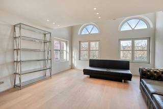 Dit prachtige appartement in de Jozef Suvéestraat biedt een unieke combinatie van historische charme en een sfeervolle, smaakvolle inrichting. Gelegen op een steenworp van het Koningin Astridpark, is dit de ideale opportuniteit voor wie op zoek is naar een karaktervolle en gezellige woonst in het hart van de Brugse binnenstad.<br /><br />Indeling van het appartement:<br /><br />Tweede verdieping:<br />° inkomhal met gastentoilet<br />° lichtrijke leefruimte met een kwalitatieve vloer en grote raampartijen<br />° geïnstalleerde keuken<br />° comfortabele slaapkamer aan de achterzijde van het gebouw<br />° badkamer voorzien van een bad en lavabomeubel<br />° mezzanine (boven de leefruimte)<br /><br />Een uniek appartement in het hart van Brugge met een speels ruimtegevoel dankzij de mezzanine. De toplocatie nabij de Vismarkt maken dit de perfecte opportuniteit voor wie onmiddellijk wil genieten van al het moois dat de binnenstad te bieden heeft.<br /><br />Hoewel het appartement momenteel onder de renovatieverplichting valt, is een aanzienlijke energetische opwaardering eenvoudig haalbaar. Uit simulaties blijkt dat door het vervangen van de huidige elektrische accumulatoren door een moderne warmtepomp, het EPC-label direct kan worden opgekrikt. Voor meer informatie over dit project of de energetische mogelijkheden kunt u uiteraard altijd contact met ons opnemen.<br /><br />Dit pand is onderworpen aan de renovatieverplichting van de Vlaamse overheid voor residentiële gebouwen (behoudens bij sloop binnen 6 jaar na de aankoop). Consulteer voor meer informatie de website van het Vlaams Energie- en Klimaatagentschap via https://www.vlaanderen.be/een-woning-kopen/renovatieverplichting-voor-residentiele-gebouwen<br /><br />Bestuursmaatregelen in het maatregelenregister: nee
