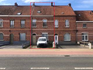Op het gelijkvloers betreedt u de woning via de inkomhal, waar zich eveneens de trap bevindt.De ruime woonkamer met open keuken biedt een aangenaam...