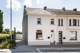Deze half-open bebouwing is gelegen te Mere en bestaat op het gelijkvloers uit een inkomhal, leefruimte, eetplaats, een geinstalleerde keuken, en een badkamer ( ligbad, douche, toilet en wastafel). Ondergronds is er een kelder aanwezig. De verdieping omvat op haar beurt een nachthal en twee ruime slaapkamers. De geisoleerde zolderverdieping is bereikbaar via vaste trap en bied de mogelijkheid tot het maken van extra slaapkamers. Buiten is er een oprit, een ruime garage en een zuidgerichte tuin. Centrale verwarming via hoogrendementsketel op gas en dubbele beglazing zijn slechts enkele troeven. Ideaal gelegen op een boogscheut van het centrum van Mere en nabij aansluiting E40. Voor de snelle beslisser!