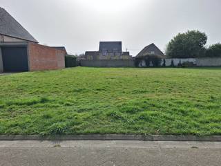 Halfopen bouwgrond van 575m² met zuidgerichte tuin. Gelegen in een residentiële, rustige en kindvriendelijke buurt.<br /><br />-Speelpleintje op wandelafstand<br />-School op 600 meter<br />-Centrum Beerse op 2 km<br />-Autostrade E34 op 6 km<br />-Bushalte op 650 meter met vlotte verbindingen naar Turnhout en omgeving<br />-Vlakbij de groene omgeving van het kanaal voor aangename wandelingen en fietsroutes <br />