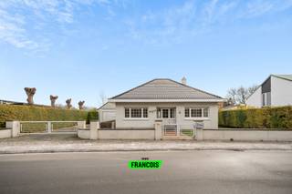 Ruime bungalowwoning met grote tuin op gegeerde locatie te Bredene.Deze ruime bungalowwoning bevindt zich op een uitmuntende locatie te Bredene. De...