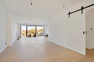 Immo Pické biedt U deze volledig gerenoveerde woning aan gelegen in de onmiddellijke omgeving van scholen, winkels, openbaar vervoer en...