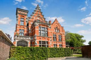 Maak snel uw afspraak via Anne De Block- OC Vastgoed: 0471 38 00 36 of anne@ocvastgoed.be<br /><br />Dit authentiek, lichtrijk, gelijkvloers appartement (132m²) met twee slaapkamers en gezellige tuin bevindt zich in deze prachtige kasteelvilla welke werd opgetrokken in Neogotische stijl in 1912. Zeer centrale en rustige locatie in het dorpshart te Burcht! Belangrijke invalswegen, winkels en scholen op wandelafstand. <br /><br />Indeling - appartement op het gelijkvloers met privatieve ingang:<br />- Lichtrijke leefruimte met royaal plafond van vier meter hoogte en prachtige raampartijen; <br />- Luxueuze uitgeruste keuken voorzien van alle toestellen;<br />- Afzonderlijk gastentoilet; <br />- Twee ruime slaapkamers met uitstraling van eiken visgraat parket;<br />- Marmer ingerichte badkamer voorzien van ruime inloopdouche en dubbele lavabo;<br />- Praktische berging met technische ruimte.<br /><br />De prachtige moulures, verfijnde houtomkastingen rondom ramen en radiatoren en marmeren schouwmantel geven het pand een unieke uitstraling.<br /><br />Prachtig terras met ruime tuinzone (235m²), volledig afgesloten welke garantie op privacy garandeerd. <br />Via de achterste slaapkamer bereiken we een tweede tuinzone met tuinberging en rechtstreekse toegang tot achterliggend park.<br /><br />Private kelderberging aanwezig. <br /><br />Technische gegevens:<br />Conforme elektriciteit, dubbele beglazing en centrale verwarming op aardgas.<br /><br />Bent u op zoek naar een aunthentiek, charme appartement in Burcht, op een boogscheut van Antwerpen? Kom dan zeker langs!<br /><br />EPC 199 (energielabel B) / Bewoonbare oppervlakte volgens het EPC attest zonder terrassen: 132m² <br />Stedenbouwkundige inlichtingen woongebied, bouw vergund, geen verkavelingsvergunning, geen rechterlijke herstelmaatregel of bestuurlijke maatregel opgelegd, geen voorkooprecht.<br />Geen overstromingsgevoelig gebied: P-score: A, G-score: A<br />Geen renovatieverplichting en geen asbest aanwezig.