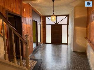 <p><span>TE RENOVEREN GESLOTEN  BEBOUWING</span></p><p><span>Richtprijs : 225.000 euro</span></p><p><span> </span></p><p><span>Deze woning is gelegen nabij het station van Schendelbeke.</span></p><p><span>Op het gelijkvloers treft u de inkomhal, living met keuken en twee gaskachels.</span></p><p><span>Verder is er een veranda/ deels overdekt terras, serre en tuin aanwezig.</span></p><p><span>Op de 1ste verdieping zijn er 2 kamers en een badkamer met dressingruimte.</span></p><p><span>Verder treft u op de 2de verdieping nog 2 zolders waar er extra kamers kunnen gemaakt worden.</span></p><p><span>Er is eveneens een kelder aanwezig.</span></p><p><span>Mogelijkheid tot het creëren van een inpandige garage.</span></p><p><span> </span></p><p><span>Stedenbouwkundig uittreksel/inlichtingen in aanvraag!</span></p><p><span>Voor info of bezoek bel 0489/546999 of stuur een email naar dylan@svena.be.</span></p><p><span> </span></p><p><span>Deze gegevens zijn louter informatief en wij kunnen niet aansprakelijk gesteld worden voor eventuele onjuistheden.</span></p><p><span>De bewoonbare oppervlakte is slechts indicatief.</span></p>