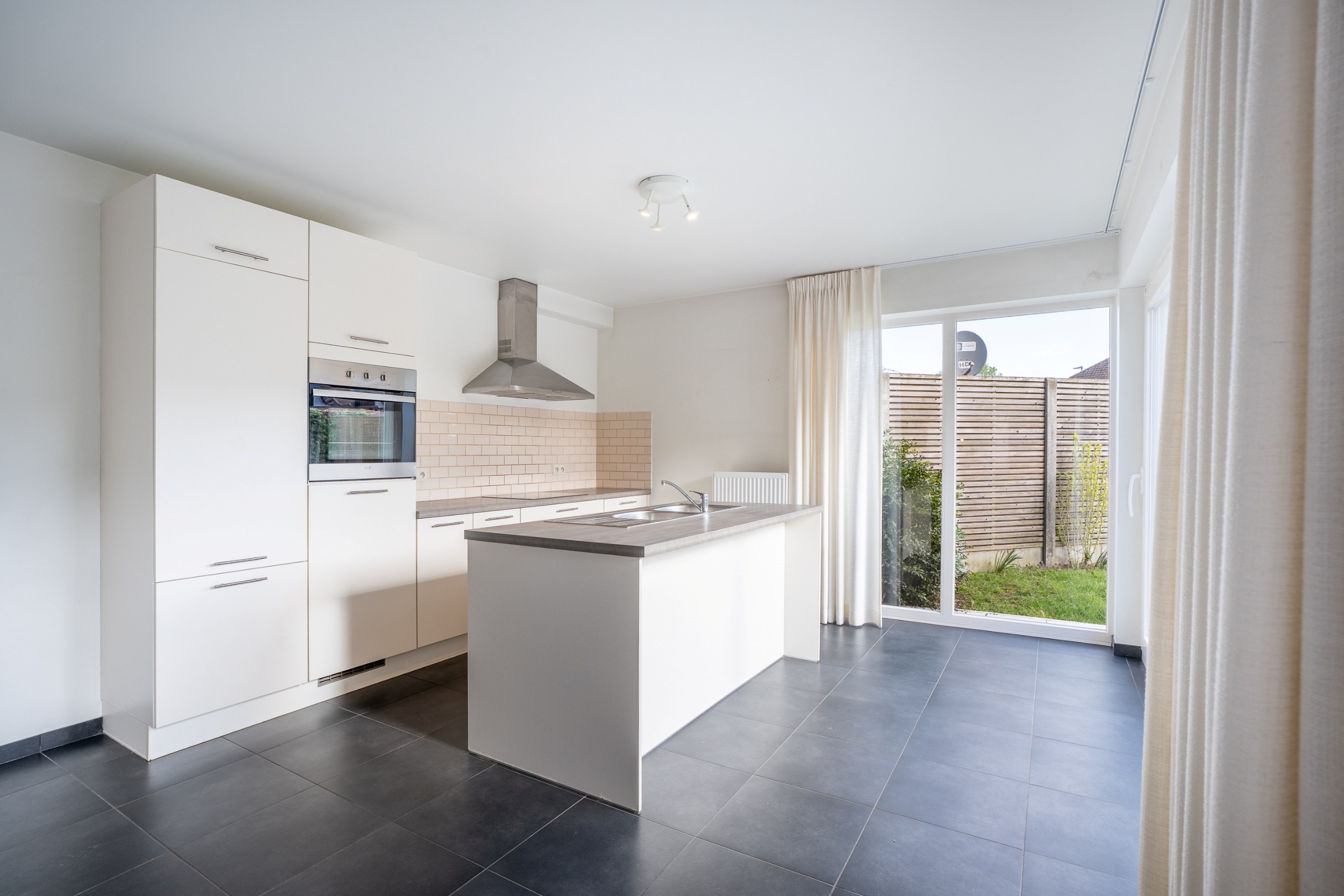 Mooie hoekwoning met 3 slaapkamers en tuin, vlakbij centrum Hulste. - foto 4