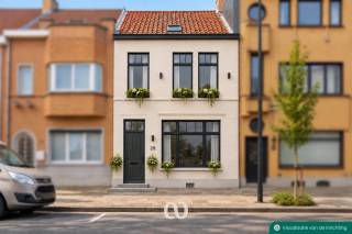 Ruimte, licht en een ligging die het dagelijks leven net dat tikkeltje makkelijker maakt.<br /><br />In de Hermes Van Wynghenestraat in Ronse bevindt zich deze te renoveren woning met twee slaapkamers en een aangename tuin. Dankzij de rustige ligging en de vlotte bereikbaarheid van het centrum, scholen, winkels en het openbaar vervoer, combineert deze woning wooncomfort met een uitstekende ligging.<br /><br />Via de inkomhal komt u terecht in de lichtrijke leefruimte. Aansluitend bevindt zich de eetplaats en keuken. Vanuit deze ruimtes heb je rechtstreeks toegang tot de veranda.<br />Op de eerste verdieping bevinden zich twee volwaardige slaapkamers en een badkamer. <br />De tweede verdieping die toegankelijk is via een vaste trap beschikt over een ruime en praktische zolderverdieping, waar mits de nodige aanpassingen eventueel een derde slaapkamer kan worden ingericht. <br />Er is tevens een praktische kelder.<br /><br />Deze woning biedt bijzonder veel mogelijkheden en vormt een uitstekende basis voor wie op zoek is naar een gezinswoning die volledig naar eigen smaak kan worden gerenoveerd en ingericht. Ook voor investeerders biedt deze eigendom interessante perspectieven. <br /><br />Een veelzijdige woning met potentieel, gelegen op een sterke en rustige locatie in Ronse.