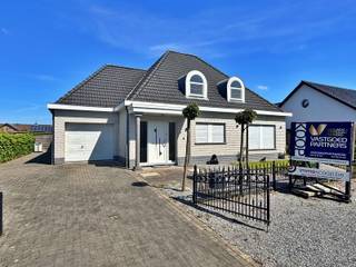 Gelegen in het rustige Mol Wezel, vlakbij de Keiheuvel, met een vlotte verbinding naar de omliggende gemeenten en op tientalle minuten van...