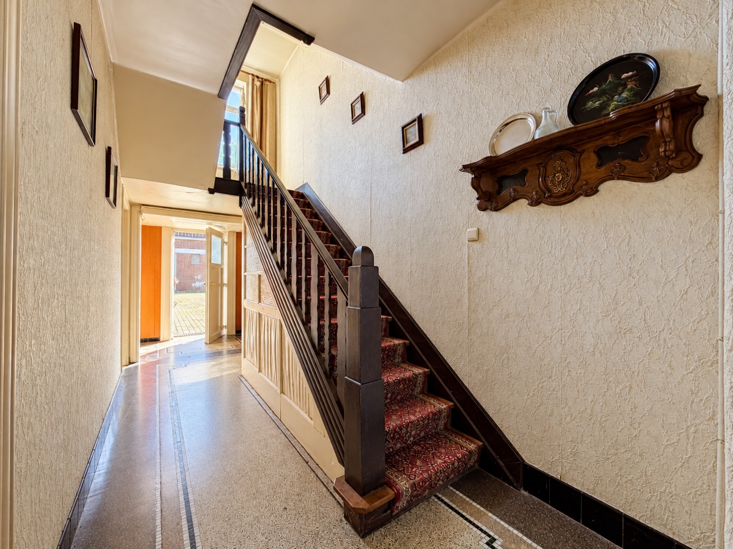Te koop, Veelzijdige te renoveren woning met 3 slaapkamers en ruime bijgebouwen! - photo 4