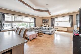 Dit zeer ruim op te frissen 1eV appartement is gelegen in een kleinschalig gebouw en bestaat uit: inkomhal, aangename leefruimte met veel lichtinval en ruimte, aparte keuken voorzien van toestellen met terrasje grenzend aan de keuken. De nachthal verschaft toegang tot een bergruimte, 3 ruime slaapkamers en een te vernieuwen badkamer met ligbad, lavabo en aansluiting wasm./droogkast. Als kers op de taart heeft het appartement nog een garage gelegen onder het gebouw. extra's: ramen zijn enkele beglazing, verwarming op aardgas, geen gemeenschappelijke kosten (geen syndicus aanwezig), geen renovatieplicht. Het appartement is verhuurd op dit moment. GELEGEN PAL IN HET CENTRUM!