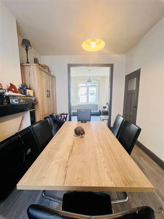 Gelegen in een rustige straat in Hamme, biedt deze karaktervolle woning een uitstekende kans voor wie op zoek is naar een renovatieproject...