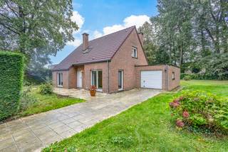 <p>In een rustige, residentiële wijk van Dilbeek, gelegen in een doodlopende straat, bevindt zich deze vrijstaande villa op een mooi perceel van 13a 29ca. De woning geniet van een aangename ligging en beschikt over een tuin met veel privacy. Een ideale plek voor wie op zoek is naar rust, ruimte en een fijne woonomgeving.</p><p>Bij het betreden van de woning komt u in de inkomhal met gastentoilet, die toegang biedt tot de lichtrijke leefruimte. Dankzij de grote raampartijen geniet deze ruimte van een overvloed aan natuurlijk licht en een aangenaam zicht op de groene omgeving. Aansluitend bevindt zich de ingerichte keuken met praktische bergplaats. De mooie veranda vormt een extra troef en laat u het hele jaar door genieten van het zicht op de tuin, in elk seizoen.<br />Het gelijkvloers beschikt verder over een slaapkamer, een douchekamer en een ruime garage met plaats voor één wagen.<br />Op de verdieping bevinden zich drie slaapkamers en een badkamer met ligbad. <br />Ook is er een stockagezolder aanwezig. </p><p>Buiten heeft deze woning heel wat te bieden. De zuidgerichte tuin is de ideale plek om in alle rust van het buitenleven te genieten. Het ruime perceel biedt volop mogelijkheden om te ontspannen, te tuinieren of gezellig samen te zijn met familie en vrienden. Je geniet er van een groene omgeving en de nodige privacy. Bovendien is het volledige perceel omheind.</p><p>Deze villa combineert een rustige en groene ligging met een praktische indeling en mooie mogelijkheden om de woning naar eigen smaak in te richten. Bovendien bevinden het station van Dilbeek, scholen en winkels zich in de nabijheid. </p><p><strong>Interesse in deze woning met ruimte, privacy en een zuidgerichte tuin? Plan uw bezoek eenvoudig in via de website van Living Stone.</strong></p>