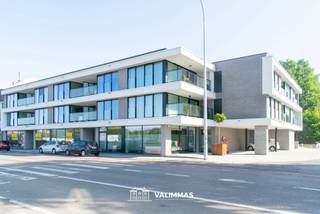 VALIMMAS verkoopt dit welgelegen en stijlvol nieuwbouwproject met 14 appartementen, 3 commerciële ruimten, 19 ondergrondse + 4 bovengrondse autostandplaatsen, 16 kelders en een gemeenschappelijke fietsenstalling.
Residentie KASTANJEHOF is een mooi staaltje van hedendaagse architectuur, met oog voor detail & duurzaamheid, én met een sterke focus op energiezuinigheid (geothermische warmtepomp, zonnepanelen, ventilatie met warmtewisselaar, doorgedreven isolatie,...).
Gelegen langsheen de N9, op de hoek van de Kastanjelaan met de Nerviërsstraat, met een uitstekende commerciële zichtbaarheid voor de handelsruimtes, in de onmiddellijke nabijheid van winkels, scholen, centrum, horeca, bushalte De Lijn,… en met makkelijke verbindingen naar Brussel, Ring 0, E40, diverse industriezones, …
Contacteer ons gerust vrijblijvend voor meer informatie: info@valimmas.be - 02/452.59.25.