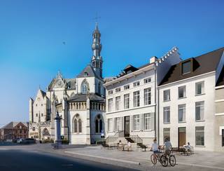 <p>Dit toekomstgerichte appartement in Zoutleeuw biedt een unieke combinatie van modern wooncomfort, duurzaamheid en een uitstekende centrale ligging. Residentie De Dry Croonen bevindt zich pal in het centrum van Zoutleeuw, langs de historisch waardevolle Sint-Leonarduskerk. Dankzij de nabijheid van winkels, horeca en dagelijkse voorzieningen geniet je hier van een bijzonder aangename woonomgeving.</p><p>Het appartement maakt deel uit van een nieuwbouwresidentie waar energiezuinigheid en kwaliteit centraal staan. De woonruimtes zijn ontworpen volgens de hedendaagse woonnormen en bieden een comfortabele leefomgeving met duurzame technieken. De vloerverwarming wordt aangedreven door een geothermische warmtepomp met verticale boringen, aangevuld met passieve koeling, zonnepanelen en regenwaterrecuperatie. Deze slimme toepassingen zorgen voor een aangenaam woonklimaat en een beperkt energieverbruik.</p><p>De residentie bestaat uit veertien moderne appartementen verdeeld over twee gebouwen. Elk appartement werd ontwikkeld met aandacht voor functionaliteit, lichtinval en toekomstgericht wonen. Een bijkomende autostaanplaats kan voorzien worden voor extra comfort.</p><p>Ook de ligging vormt een belangrijke troef. Vanuit het appartement bereik je verschillende horecazaken en faciliteiten eenvoudig te voet. De supermarkten Aldi en Delhaize bevinden zich op wandelafstand, terwijl het provinciedomein Het Vinne op korte fietsafstand ligt. Dankzij de vlotte verbinding met het openbaar vervoer bereik je ook omliggende steden zoals Sint-Truiden gemakkelijk.</p><p>Met zijn duurzame karakter, moderne technieken en centrale ligging is dit appartement in Zoutleeuw een ideale keuze voor wie comfortabel en energiezuinig wil wonen. Neem contact op en ontdek de mogelijkheden van residentie De Dry Croonen.</p>
