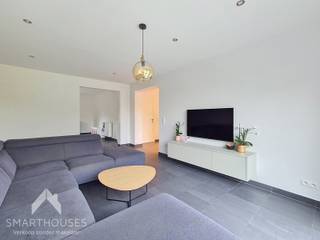<p>Deze ruime woning combineert veel licht, leefruimte en praktische mogelijkheden met een aangename tuin en extra garage/atelier.</p>
<p>Via de inkomhal met gastentoilet kom je binnen. Vooraan bevindt zich een aparte ruimte, momenteel ingericht als bureau, maar perfect in te richten als speelkamer, hobbyruimte of extra slaapkamer. Het gelijkvloers beschikt daarnaast over twee grote, lichtrijke ruimtes die momenteel dienstdoen als speelruimte en zithoek. De open keuken sluit hier mooi op aan en biedt zicht op de aangelegde, onderhoudsvriendelijke tuin. Aansluitend bevinden zich een praktische wasruimte/berging en de inpandige garage.</p>
<p>Op de eerste verdieping zijn er drie volwaardige slaapkamers en een ruime badkamer met bad, inloopdouche, wastafelmeubel en toilet. Verder zijn er een technische ruimte en extra bergruimte. Ook de zolder biedt bijkomende stockage.</p>
<p>Achteraan de tuin bevindt zich een ruime garage/atelier, ideaal voor hobby, werk of extra opslag. Deze is bereikbaar via het zijpad naast de woning, dat mee tot het eigendom behoort. Een veelzijdige woning met ruimte te over, zowel binnen als buiten, en tal van mogelijkheden om ze volledig naar eigen wensen in te richten.</p>
<p>Troeven:</p>
<ul>
<li>Instapklaar</li>
<li>Rustige ligging</li>
<li>Zonnepanelen (groene stroomcertivicaten)</li>
<li>2 Garages</li>
<li>2 Opritten</li>
<li>Regenwater 10.000L</li>
</ul>
<p>Deze woning is te koop ZONDER makelaar via Smart Houses! Inlichtingen of een bezoek? Contacteer rechtstreeks de eigenaar via +32473274748</p>