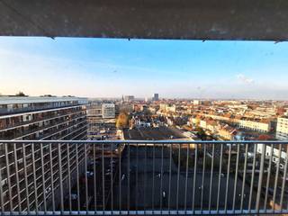 Appartement spacieux de 2 chambres situé près du Watersportbaan, entre le Watersportbaan et la Martelaarslaan. (PAS DE COHABITATION / PAS D'ÉTUDIANTS). L'appartement est situé au 14e étage et dispose de grandes baies vitrées, ce qui lui confère beaucoup de lumière et une vue imprenable sur Gand et les communes environnantes. Il se compose d'un hall d'entrée spacieux (7 m²), de toilettes séparées, d'un salon (33 m²), d'une cuisine partiellement équipée (8 m²) (cuisinière électrique et four, hotte aspirante, réfrigérateur/congélateur, emplacement pour lave-vaisselle, lave-linge, etc.) et d'un débarras pratique. En outre, une salle de bains rénovée avec douche à l'italienne et lavabo simple. Enfin, deux chambres spacieuses (chacune +/- 13 m²). Surface habitable totale : +/- 94 m². À noter également : 2 terrasses sur toute la largeur : une à l'avant, côté salon (est = soleil le matin et l'après-midi), une à l'arrière, côté chambres (ouest = soleil l'après-midi et le soir). Enfin : une cave privative et un garage privé (accès par la Jubileumlaan). Liaison facile avec le centre-ville, notamment par tram et bus à proximité immédiate. À quelques pas du centre-ville, à proximité des commerces (Delhaize, JBC, VandenBorre, etc.), du Watersportbaan, du Blaarmeersen (Bourgoyen). Via le périphérique ou Drongen : accès à l'E-40 et à l'E-17. HP : 975 € Supplément : AO + Avance chauffage, eau chaude et froide : 200 € / mois. Décompte à la fin de l'année. Électricité propre. Score EPC : 110 kWh UC 3665472-RES-1. Disponible : immédiatement. Contrat : courte durée ou longue durée.Traduit avec DeepL.com (version gratuite)