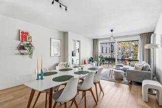 <p>Bent u al een tijd op zoek naar een <strong>instapklaar appartement op een topligging in Gent</strong>? Dan is dit uw kans.</p><p>Gelegen op de eerste verdieping in de François Benaertstraat 46 bevindt zich dit <strong>prachtig gerenoveerd en perfect onderhouden appartement</strong>, pal aan het Muinkpark en op wandelafstand van het centrum én vlot bereikbaar via de invalswegen.</p><p>De indeling is doordacht en meteen overtuigend: een <strong>lichtrijke leefruimte met geïnstalleerde keuken</strong>, twee volwaardige slaapkamers, een moderne badkamer met inloopdouche, afzonderlijk toilet, berging en inkomhal. Zowel voor- als achteraan geniet u van een <strong>balkon met open zichten op het Muinkpark, de Sint-Pietersabdij en de omgeving</strong>.</p><p>Extra troef: mogelijkheid tot aankoop van een <strong>overdekte staanplaats</strong>, wat het comfort op deze centrale ligging compleet maakt.</p><p>Dit is geen appartement dat u moet aanpassen, maar één waar u <strong>meteen kan intrekken en genieten</strong>.</p><p>Wenst u deze opportuniteit zelf te ontdekken?</p>