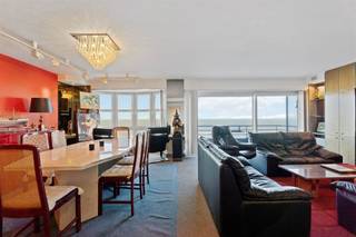 Fenomenaal woonappartement met een uitzonderlijke brede voorgevel (meer dan 7m) en een magnifiek zicht op zee en de Pier van Blankenberge.De talrijke...