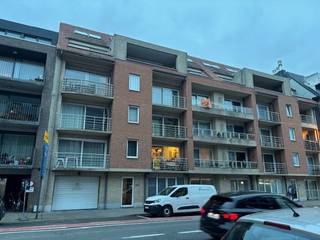 Ongemeubeld appartement dichtbij alle winkels en bushalte.<br /><br />Bestaat uit : inkomhall, living met aansluitend mooi terras, één slaapkamer, open keuken voorzien van alle toestellen, badkamer , toilet en berging met wasmachine aansluiting.